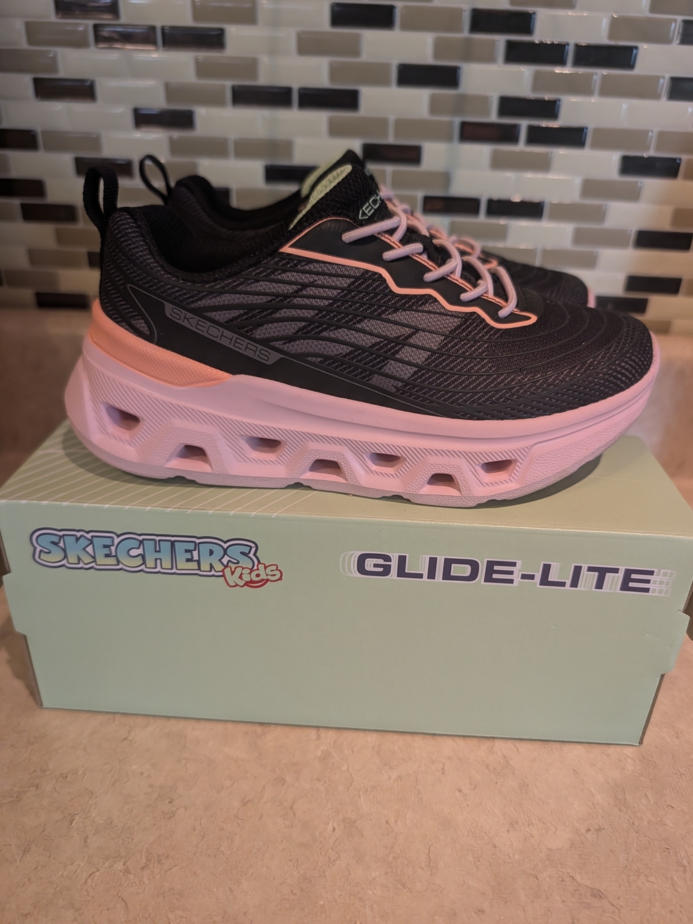Skechers Glide-Lite Black & Pink Lightweight Sneaker
